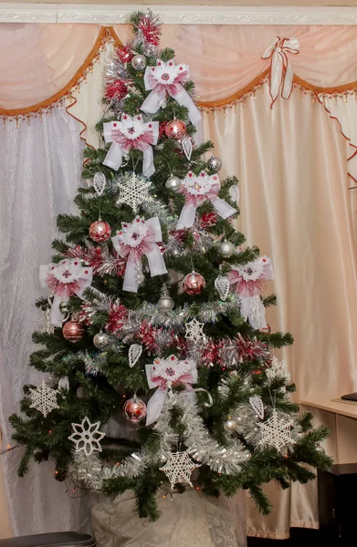 Bela Decorada Árvore Natal Abeto Artificial Decorado Para Feriado Natal — Fotografia de Stock