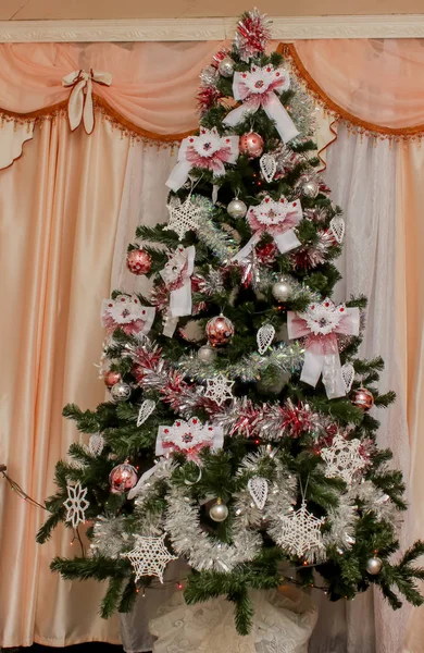 Ομορφη Διακόσμηση Χριστουγεννιάτικο Δέντρο Τεχνητή Ερυθρελάτης Είναι Διακοσμημένο Για Τις — Φωτογραφία Αρχείου