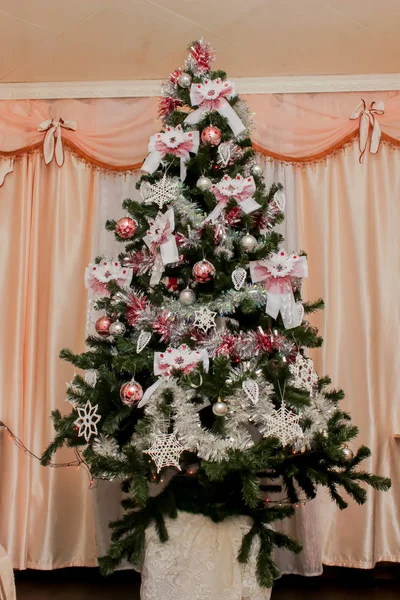 美しい クリスマス ツリー 人工のトウヒはクリスマスの休日の装飾します — ストック写真