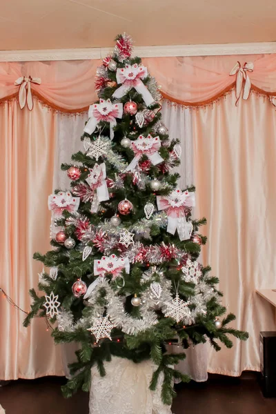 Ομορφη Διακόσμηση Χριστουγεννιάτικο Δέντρο Τεχνητή Ερυθρελάτης Είναι Διακοσμημένο Για Τις — Φωτογραφία Αρχείου