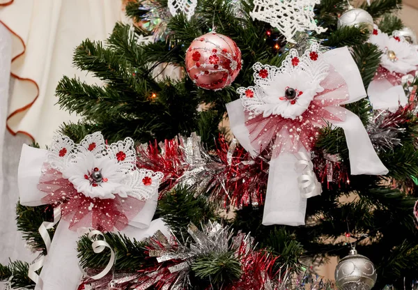 Krásné Upravené Vánoční Strom Umělý Smrk Upraven Pro Svátek Vánoční — Stock fotografie