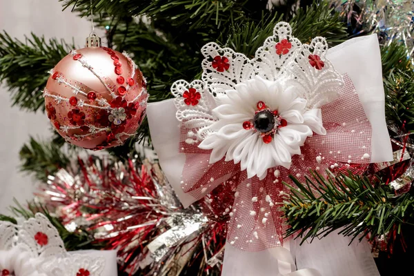 Schön Geschmückt Weihnachtsbaum Kunstfichte Wird Zum Weihnachtsfest Geschmückt — Stockfoto