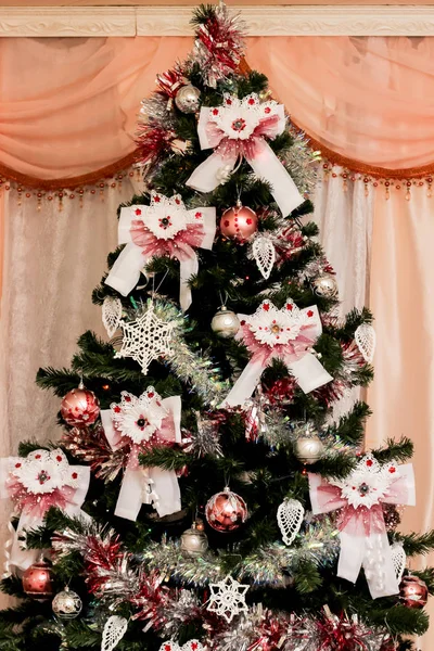 Beau Sapin Noël Décoré Épinette Artificielle Est Décorée Pour Fête — Photo