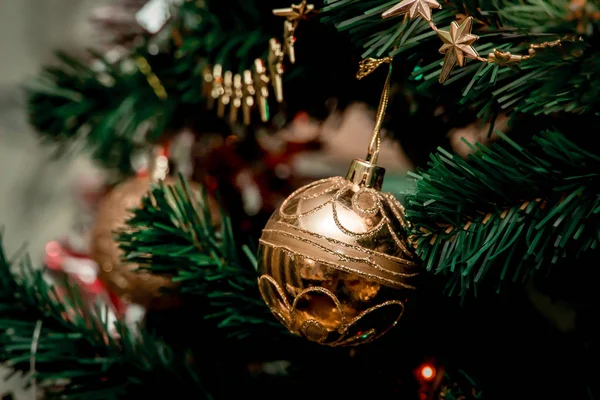 Krásné Upravené Vánoční Strom Umělý Smrk Upraven Pro Svátek Vánoční — Stock fotografie