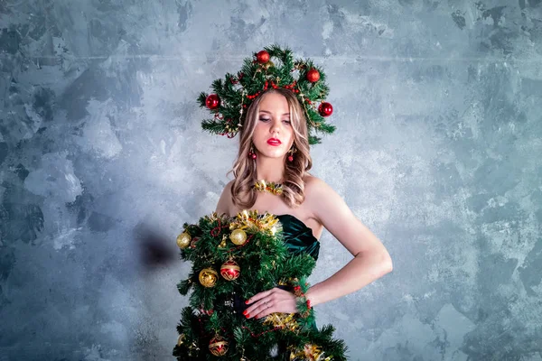 Menina Bonita Traje Árvore Natal — Fotografia de Stock