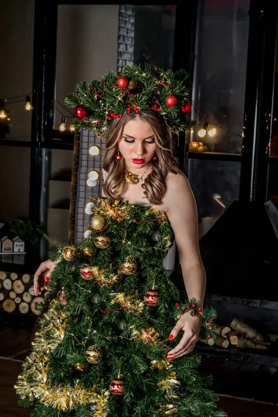 クリスマス ツリー クリスマス コスチュームで美しい少女 — ストック写真