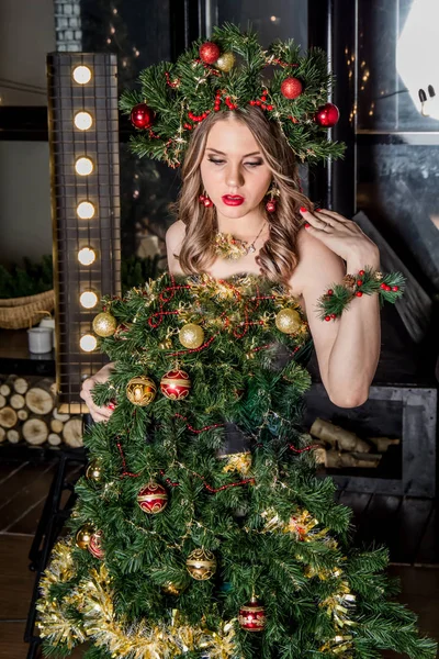 クリスマス ツリー クリスマス コスチュームで美しい少女 — ストック写真