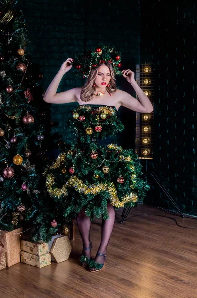 クリスマス ツリー クリスマス コスチュームで美しい少女 — ストック写真