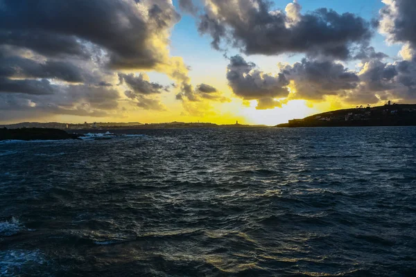 Морський Пейзаж Заході Сонця Морською Водою Передньому Плані Штормовими Хмарами — стокове фото