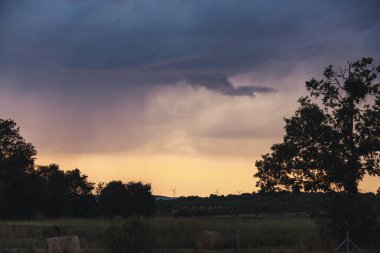 İspanya 'nın orta kesiminde bir yaz öğleden sonrasında gün batımında kara fırtına bulutları. Fırtınalar, hava durumu, meteoroloji, seyahat.