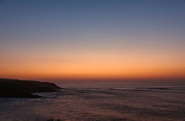 Puesta Sol Costa Portugal Una Tarde Verano Con Mar Tranquilo — Foto de Stock