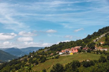 İspanya 'nın kuzeyindeki tipik Asturian kasabası, bir tepenin yamacında yer alır ve güneşli bir yaz gününde orman ve yeşil çayırlarla çevrilidir. Turizm, tatil, sükunet ve kırsal alanla ilgili.