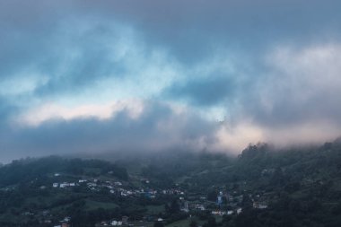 Bulutlar, İspanya 'nın kuzeyindeki Asturias' taki çayır ve ormanlarla çevrili küçük bir kasabanın üzerindeki tepeleri kaplıyor. Gündoğumuyla, havasıyla, gökyüzüyle ve yolculuklarıyla ilgili