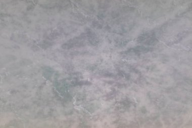 Gri ve siyah tonlarında düzensiz şekilleri olan beyaz bir arka plan. Kopyalama alanı olan döşeme dokusu.