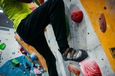 Erkek ayağının tırmanma duvarındaki yakın plan görüntüsü