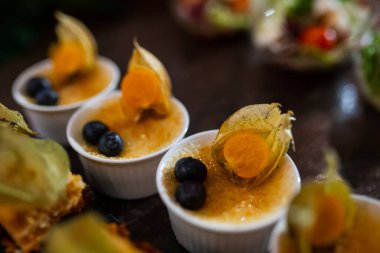 Yemek servisi. Küçük tabaklar ve tatlı. Farklı odak