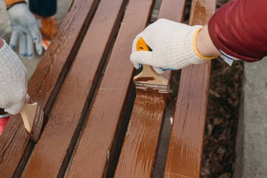 Sokakta boyama işi. Bir adam boya fırçasıyla bir dükkan boyuyor. ellerin yakın çekimi
