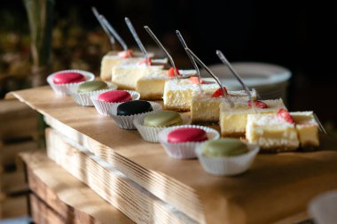 Farklı aperatifler ve tatlılarla servis masası..