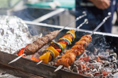 Metal bir şişte barbekü yapmak. Şiş kebaplı Mangal.