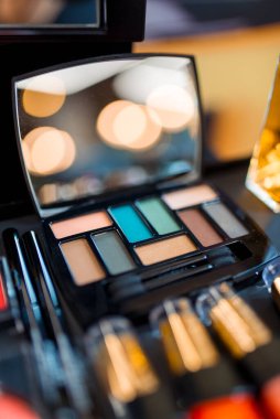 Güzellik salonundaki makyaj malzemeleri dükkanı kapanıyor. Farklı odak