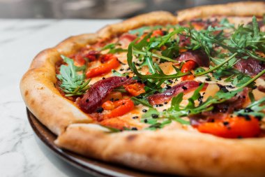 İtalyan yemeği. Roka ve jambonlu pizza. Yan görünüm 