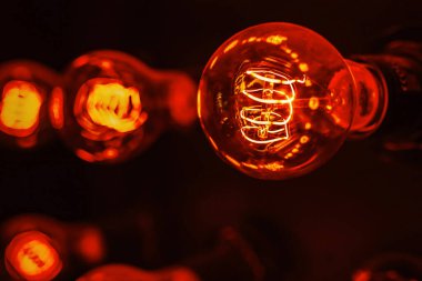 Art arda dekoratif ampulün makro fotoğrafı. Yakın çekim, sığ alan derinliği. turuncu renkler