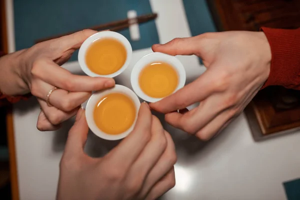 Eine Gruppe Von Menschen Trinkt Chinesischen Grünen Tee Aus Pial — Stockfoto