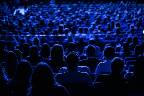 Publiczność Kinie Widok Tyłu Grupa Osób Konferencji Biznesowej Widok Tyłu — Zdjęcie stockowe