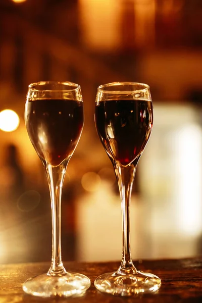Deux Verres Boisson Alcoolisée Sur Une Table Bois Teinte Chaude — Photo