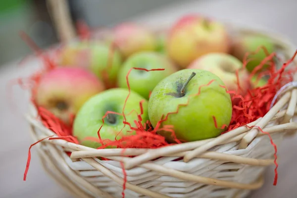 Green Apples Wicker Basket Close — Stock Photo, Image