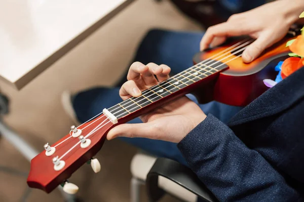 Yakından gitar çalan bir adam.