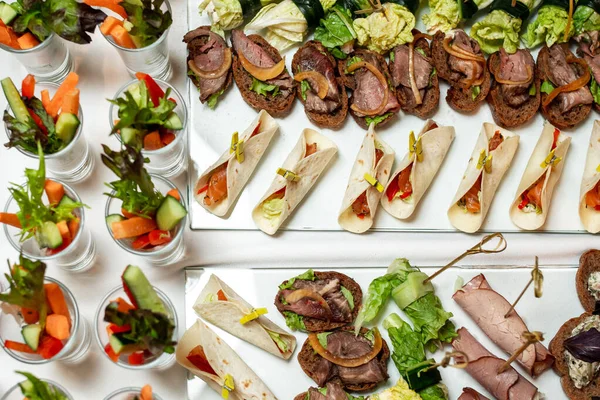 Mesa Banquete Catering Con Diferentes Bocadillos Comida Vista Desde Arriba — Foto de Stock