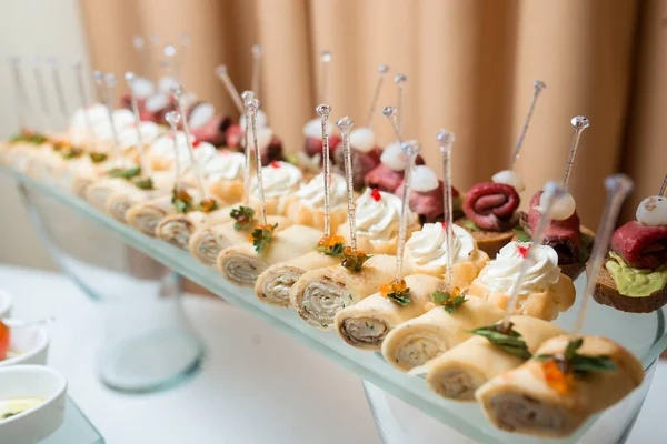 Mesa Banquete Catering Con Diferentes Aperitivos Postres — Foto de Stock