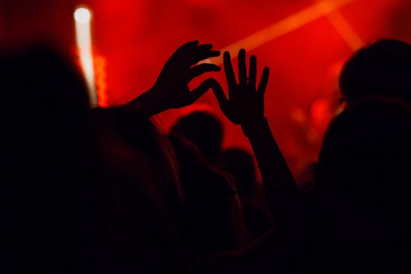 Silhueta Mãos Levantadas Concerto Música Vermelho Matizado — Fotografia de Stock