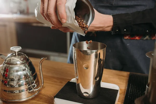 Barista在航空公司准备咖啡巴里斯塔把咖啡粒倒入钢制杯子 — 图库照片