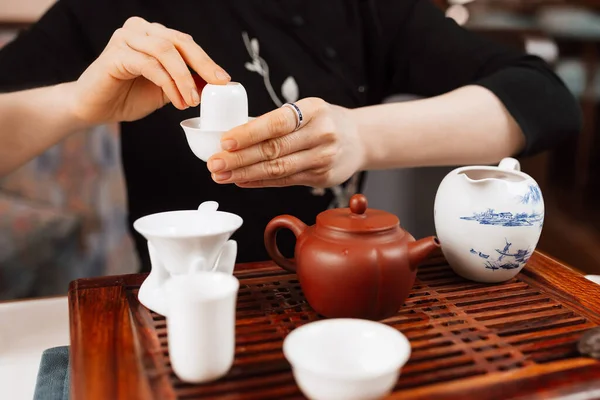 Çin Çay Seremonisi Kız Çin Çayı Yapıyor — Stok fotoğraf