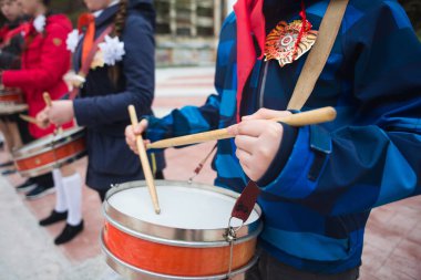 Genç bir baterist geçit töreninde orkestrada çalıyor. Yakın çekim davul sesleri