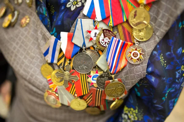 Hari Kemenangan Perintah Dan Medali Dada Seorang Veteran Close — Stok Foto