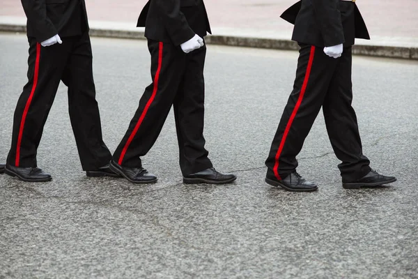 儀式的な黒の制服を着た3人のロシア人士官候補生が次々に行きます 腰で作物 制服を着た人々 — ストック写真