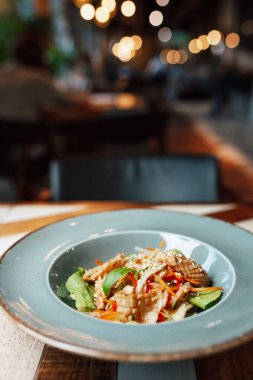 Restoranda bir tabakta salata.