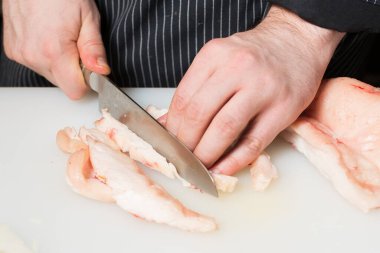 Adım adım ve doğu mutfağının aşamaları - pilav. Aşçı pilav için yağ keser.