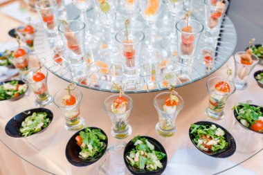 Yemek masasında farklı atıştırmalıklar var.