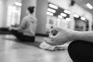 Grup yoga dersi stüdyoda. Siyah beyaz fotoğraf
