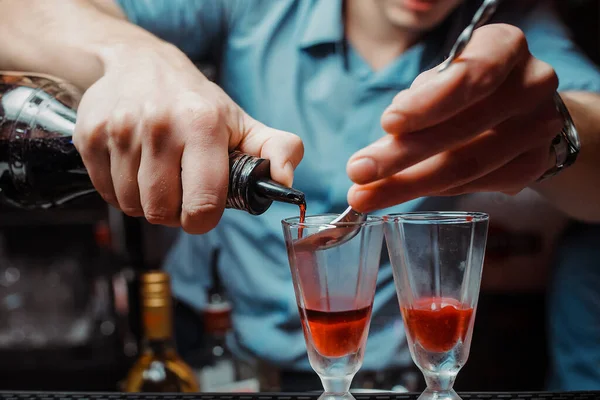 Barman Robi Koktajle Alkoholem Używając Łyżeczki Wielowarstwowe Koktajle Licznik Barów — Zdjęcie stockowe