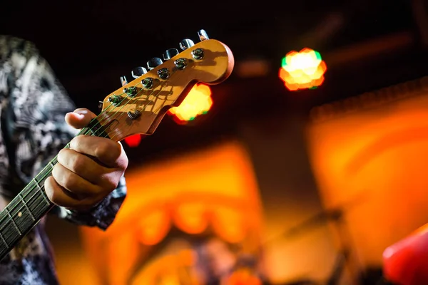 Der Musiker Spielt Auf Der Bühne Die Gitarre Gitarrenhals Nahaufnahme — Stockfoto