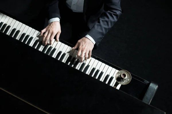 Een Man Speelt Piano Close Van Handen Van Boven Naar — Stockfoto