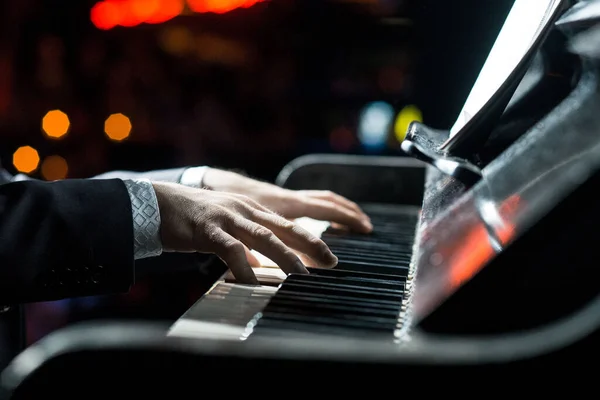 Een Man Speelt Piano Close Van Handen Concertpianist — Stockfoto