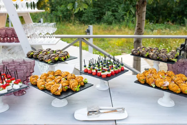 Banquete Catering Aire Libre Verano Mesa Con Aperitivos Canapés Frutas — Foto de Stock