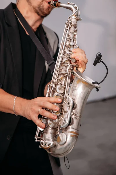 Een Muzikant Het Evenement Een Rok Strikje Speelt Saxofoon Close — Stockfoto