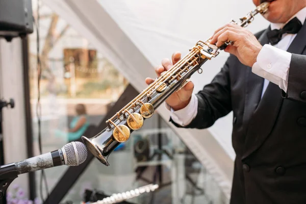 Musiker Evenemanget Rock Och Fluga Spelar Saxofon Närbild Händer Och — Stockfoto